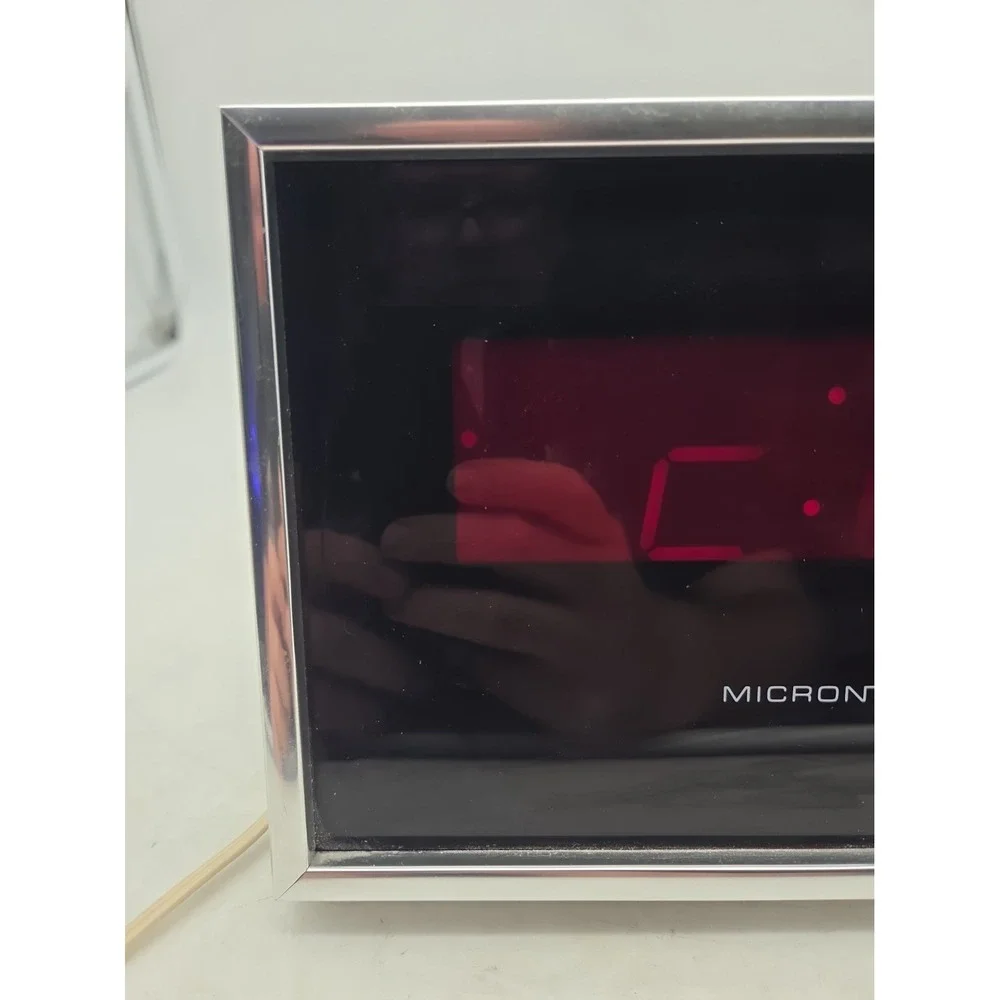Vintage MICRONTA RED LED WALL / DESK CLOCK 12/24hr - Tandy Corp 63-805 - WORKING